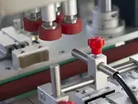 Capsuleuse automatique à quatre roues