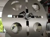 Étiqueteuse automatique pour manchons thermo-rétractables