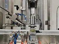 Capsuleuse automatique à une tête (mono-tête)