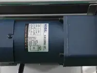 Étiqueteuse automatique par dessus